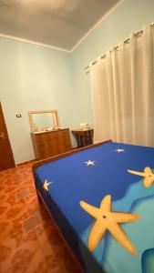 two starfish on a blue bed in a room at Guest house Luli Strumi in Berat