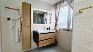 Koupelna v ubytování Le Loft de Village-Neuf - Résidence 4 étoiles
