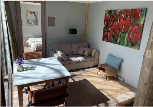 uma sala de estar com um sofá e uma mesa em Eikelhof em Berkel-Enschot