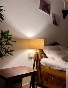 una camera con letto, lampada e tavolo di Double V Arambol ad Arambol