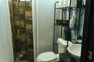 Un baño de Casa Don José: BUGAMBILIAS Suite