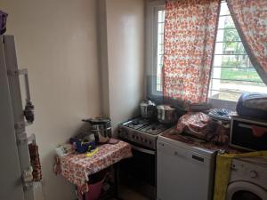 kuchnia z kuchenką i oknem w obiekcie Les jardins d'Ifrane w mieście Ifrane