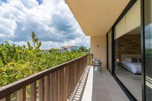 Balkón nebo terasa v ubytování Pool View Loft Steps From The Ocean in Punta Cocos - C101