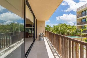 Balkón nebo terasa v ubytování Pool View Loft Steps From The Ocean in Punta Cocos - C101
