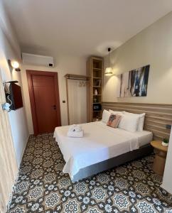 1 dormitorio con 1 cama blanca grande en una habitación en Alaçatı Disa, en Alacati