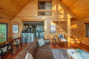 Posezení v ubytování 2 Cabins ~ Sleeps 22 ~ 100 Feet Apart ~ Ski in out