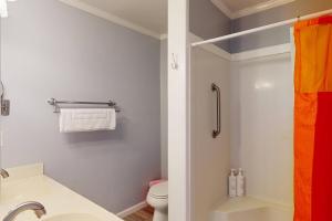 Lorraine's Beach Cottage في كيور بيتش: حمام مع مرحاض ومغسلة ودش +38 صورة