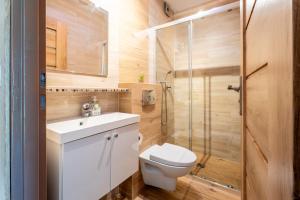 une petite salle de bain avec toilettes et douche dans l'établissement Pokoje gościnne Żaczek, à Dębki 50 autres photos