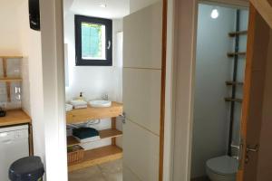 une petite salle de bain avec un lavabo et des toilettes dans l'établissement Maison tout confort avec Piscine, à Saint-Martin-de-Londres 24 autres photos