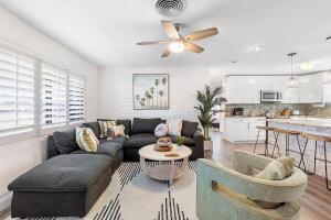 Χώρος καθιστικού στο 10 min 2 beach Hot Tub Pool Table FirePit Sleeps 8 +31 φωτογραφίες