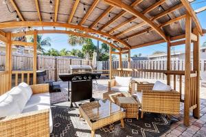 Μπαλκόνι ή βεράντα στο 10 min 2 beach Hot Tub Pool Table FirePit Sleeps 8