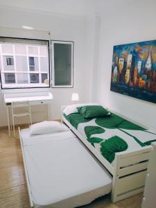 ラスパルマス・デ・グランカナリアにあるAqui te Esperoのベッドルーム1室(ベッド1台、デスク、絵画付)