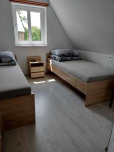 Ένα ή περισσότερα κρεβάτια σε δωμάτιο στο Agroturystyka nad Stawem