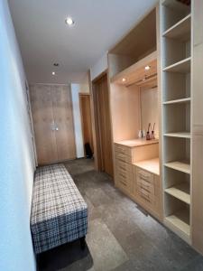 Voodi või voodid majutusasutuse Gorgeous Apartment In The Heart Of Zweisimmen toas