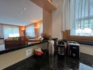 Köök või kööginurk majutusasutuses Gorgeous Apartment In The Heart Of Zweisimmen