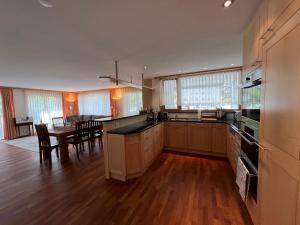 Köök või kööginurk majutusasutuses Gorgeous Apartment In The Heart Of Zweisimmen