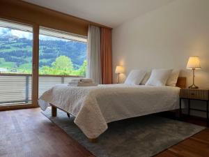 Voodi või voodid majutusasutuse Gorgeous Apartment In The Heart Of Zweisimmen toas