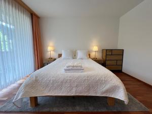 Voodi või voodid majutusasutuse Gorgeous Apartment In The Heart Of Zweisimmen toas