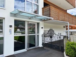 Rõdu või terrass majutusasutuses Gorgeous Apartment In The Heart Of Zweisimmen