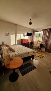 - une chambre avec un lit et une table dans l'établissement El Monasterio, à San Joaquín