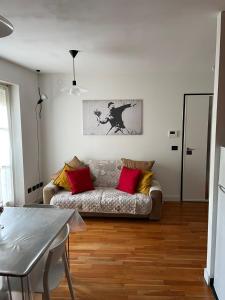 a living room with a couch with red pillows on it at A casa di Cato in Merano