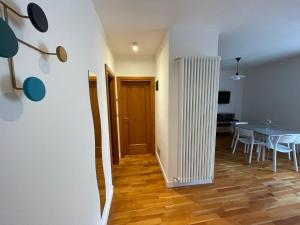 a room with a table and a dining room at A casa di Cato in Merano