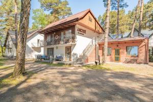 une maison avec un escalier qui y mène dans l'établissement Pokoje gościnne Żaczek, à Dębki