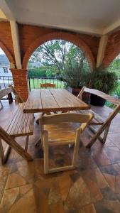 - une table de pique-nique en bois et des chaises sur la terrasse dans l'établissement El Monasterio, à San Joaquín