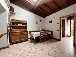 een keuken met een tafel en stoelen in een kamer bij Appartamento Rita in Asso