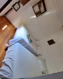 an attic bedroom with a bed in a room at Estresse Zero in Atins