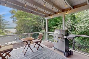 un portico riparato con griglia, tavolo e sedie di Urban Outlook a Port Orchard