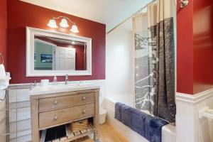 un bagno con lavandino e doccia di Urban Outlook a Port Orchard Altre 19 foto
