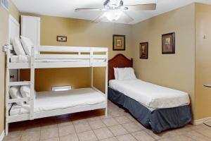 伊莎貝爾港的住宿－Sailor's Dream，一间卧室设有两张双层床和吊扇