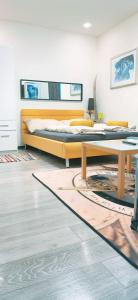 Schlafzimmer mit einem Bett und einem Tisch in der Unterkunft Studio in City center KM3a in Wien