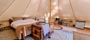 MouliherneにあるLuxury Bell Tent at Camping La Fortinerieのテント内のベッド1台が備わるベッドルーム1室