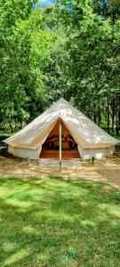 MouliherneにあるLuxury Bell Tent at Camping La Fortinerieの野原中の大型テント