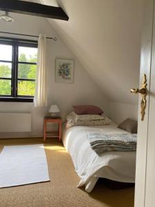 a bedroom with a bed and a window at Smukke omgivelser i Troense in Svendborg