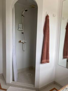 Kylpyhuone majoituspaikassa Smukke omgivelser i Troense