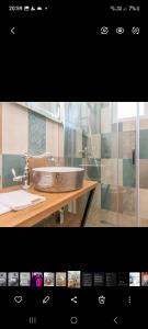 een badkamer met een wastafel op een houten tafel bij VILLA ANITA in Sveti Filip i Jakov +6 foto's