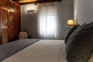 Un dormitorio con una cama grande y una ventana. en Casa Hilda 1, en El Paso 20 fotos más