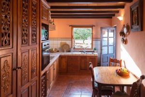 una cocina con mesa de madera, mesa y mesa con mesa en Casa Hilda 1, en El Paso