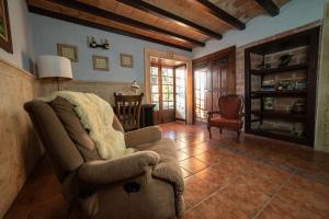 una sala de estar con un sofá y una silla en Casa Hilda 1, en El Paso