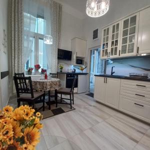 A kitchen or kitchenette at Palace3 Apartment