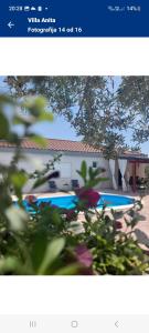 een screenshot van een foto van een zwembad bij VILLA ANITA in Sveti Filip i Jakov