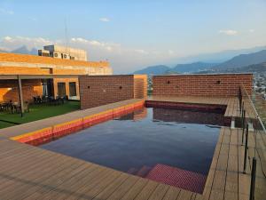 una piscina en la azotea de un edificio en Barrio Vergel, en Monterrey
