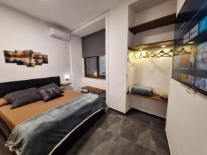 ein Schlafzimmer mit einem großen Bett in einem Zimmer in der Unterkunft Giangi’s Garden in Catania