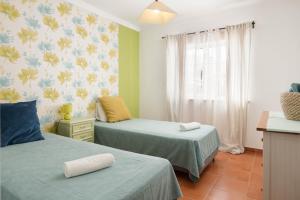 1 Schlafzimmer mit 2 Betten und einem Fenster in der Unterkunft JUDY - Albufeira in Albufeira