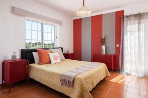 ein Schlafzimmer mit einem Bett und zwei Fenstern in der Unterkunft JUDY - Albufeira in Albufeira