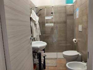 Un baño con inodoro, lavabo y ducha. en La casa di Steno, en Lecce
