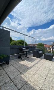 eine Terrasse mit einem Tisch und Bänken auf dem Dach in der Unterkunft Walle Retreat Zentral&Gemütlich in Bremen